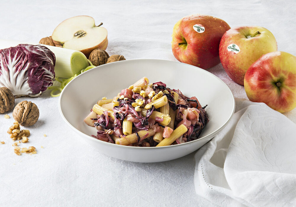 Maccheroncini con radicchio e mele Fuji