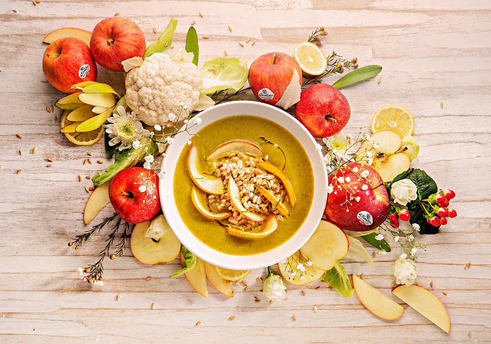 Vellutata di cavolfiore e mela con farro e chips di mela