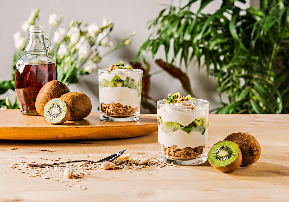 Spuntino proteico di kiwi e granola di avena