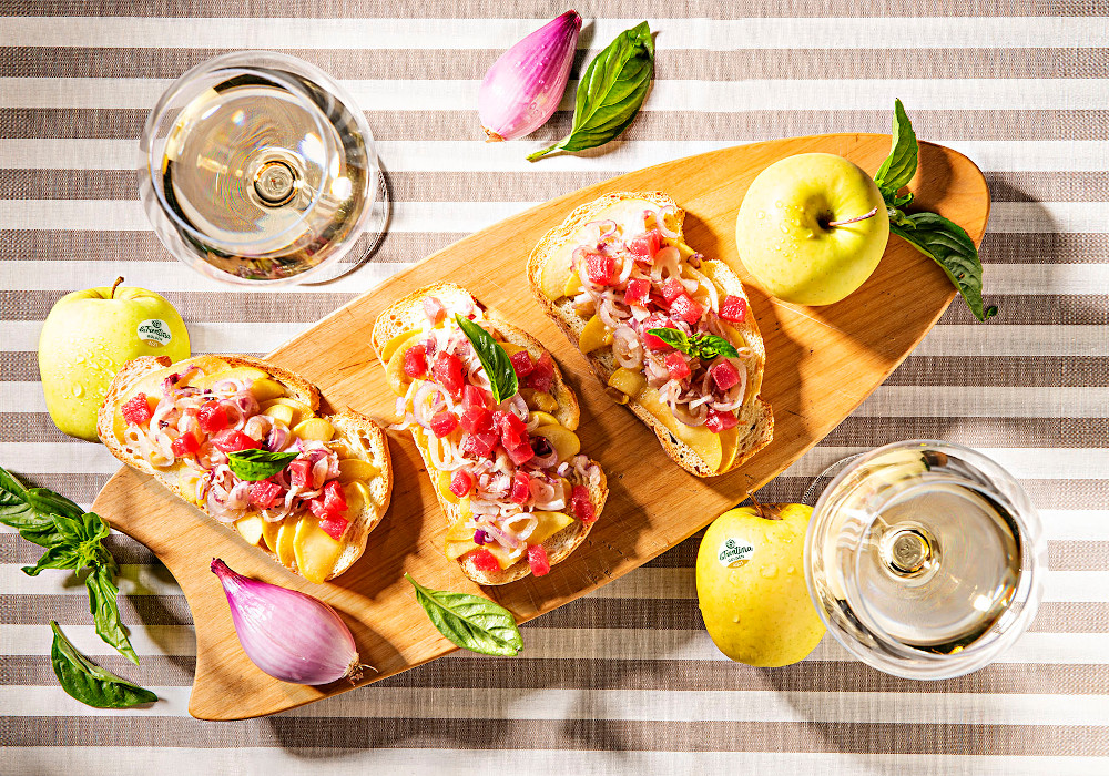 Bruschetta con tonno fresco, mele e cipolla