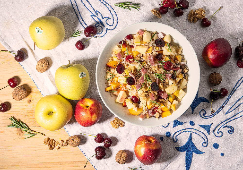 Insalata di riso con frutta e speck