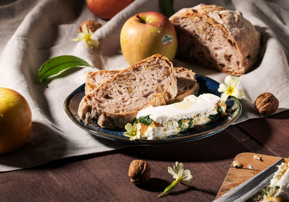 Terrina di caprino con crostini di pane alle noci e purea di mele