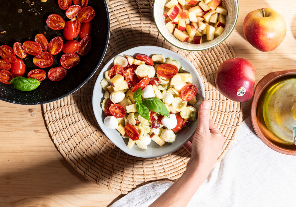 Insalata di orecchiette alla caprese con mele Gala