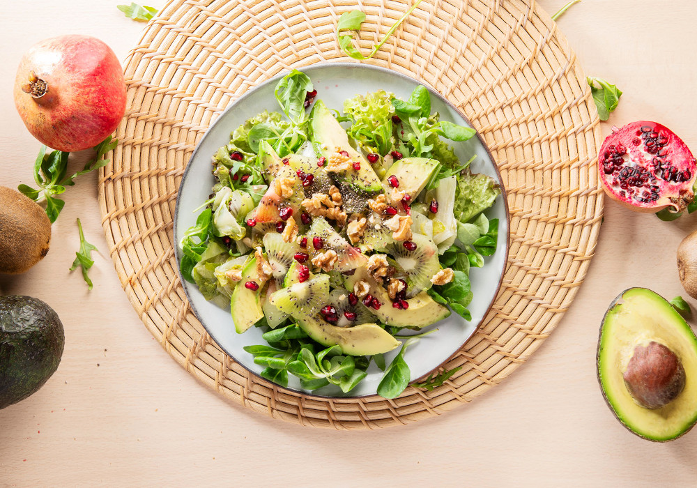 Insalata di kiwi con avocado e melagrana