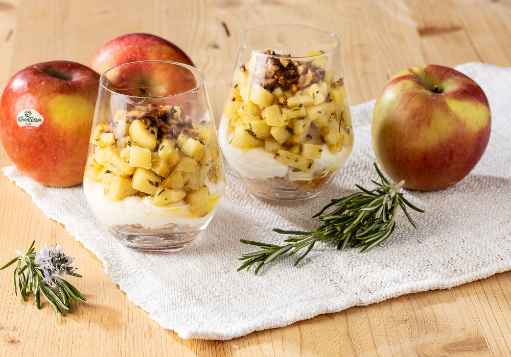 Coppe di mele al miele con crema al mascarpone