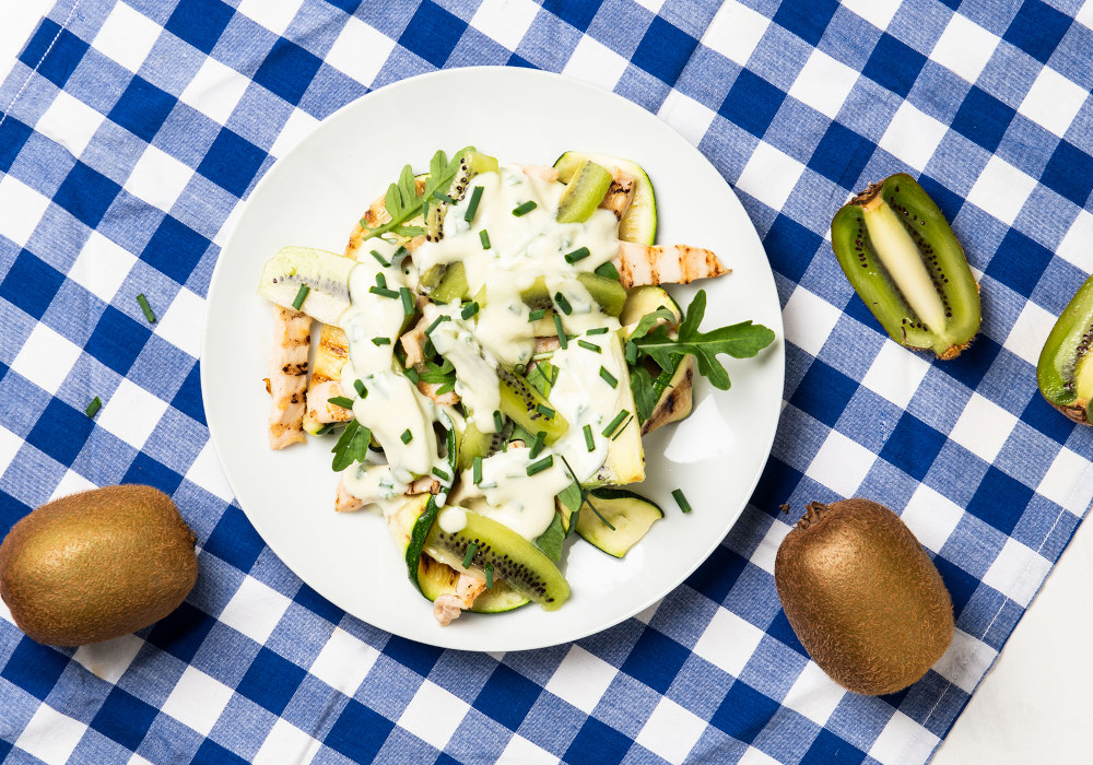 Insalata di pollo, kiwi, zucchine grigliate e salsa allo yogurt